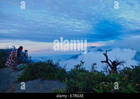 Un photographe sur le sommet du mont Kawah Ijen à Java Est, Indonésie Banque D'Images