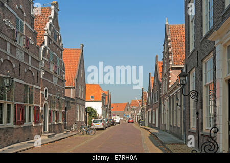 En vue de Zarken, une rue avec l'architecture historique de la ville de Monnickendam, Hollande du Nord, aux Pays-Bas. Banque D'Images