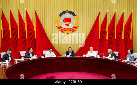 Beijing, Chine. Sep 23, 2014. Yu Zhengsheng (C), président du Comité National de la Conférence consultative politique du peuple chinois (CCPPC), préside la 20e réunion du président et des vice-présidents de la 12ème CCPPC Comité national à Beijing, capitale de la Chine, 23 septembre 2014. Credit : Xie Huanchi/Xinhua/Alamy Live News Banque D'Images