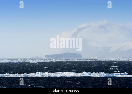 Tempête souffle sur Cap Adare, Antarctique. Banque D'Images