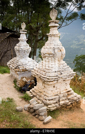 L'est du Bhoutan, Trashi Yangtse, old stone chortens à côté de route de Trashigang Banque D'Images