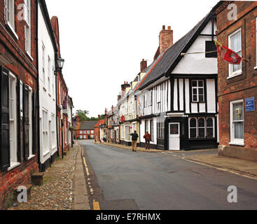 Une vue de la rue principale avec de vieux bâtiments à colombages à Little Walsingham, Norfolk, Angleterre, Royaume-Uni. Banque D'Images