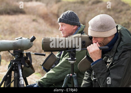 Close up d'observateurs d'oiseaux avec télescope sur trépied en hiver. Banque D'Images