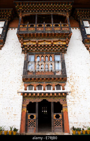 Trashi Yangtse Bhoutan oriental, vieux, Dongdi Dzong, façade en bois décoré Banque D'Images