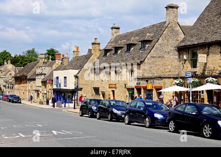 Boutiques le long de la High Street, Burford, Oxfordshire, Angleterre, Royaume-Uni, Europe de l'Ouest. Banque D'Images