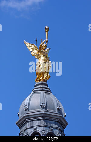 Statue d'un ange de l'illumination sur un bâtiment à Zagreb Banque D'Images