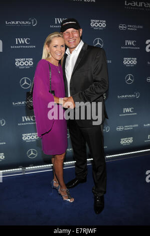 Ancien boxing pro Axel Schulz (R) et son épouse Patricia arrivent pour les Laureus Gala de charité à Munich, Allemagne, 19 septembre 2014. Le produit de la soirée ont été reversés à la Laureus Sport for Good Foundation Allemagne'. Photo : Ursula Dueren/ dpa Banque D'Images