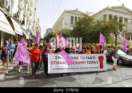 Athènes, Grèce. Septembre 23, 2014. La marche de protestation passe par la Bibliothèque nationale de la Grèce. Les membres de la Fédération des fonctionnaires (ADEDY) a organisé une grève de 24 heures et ont défilé à Athènes pour le ministère des Finances. Ils ont demandé entre autres choses pour un renouvellement des fonctionnaires licenciés sous la pression de la Troïka. Crédit : Michael Debets/Pacific Press/Alamy Live News Banque D'Images