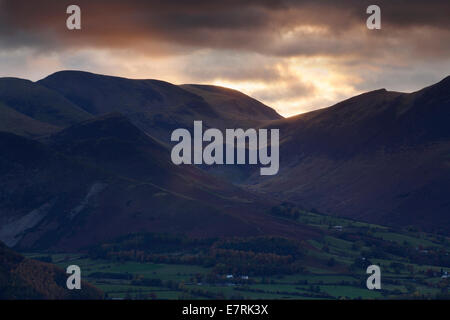 Vue vers la vallée de Newlands et Causey Pike/Crag Hill, Lake District, Cumbria, Royaume-Uni Banque D'Images