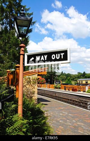 Sortie signe en gare, Severn Valley Railway, Arley, Worcestershire, Angleterre, Royaume-Uni. Banque D'Images