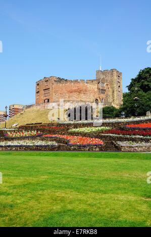 Vue sur le château et les jardins du château normand, Tamworth, Staffordshire, Angleterre, Royaume-Uni, Europe de l'Ouest. Banque D'Images