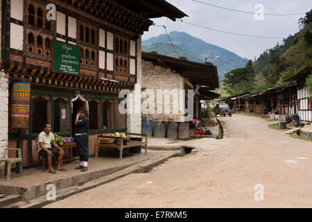 L'est du Bhoutan, Trashigang, Duksum, bazar, hommes parlant l'extérieur Norgay Bakery Banque D'Images