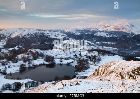 Loughrigg Tarn & the Coniston Fells en hiver, Lake District, Cumbria, Royaume-Uni Banque D'Images