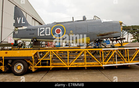 RNAS Culdrose, Cornwall, UK. Sep 23, 2014. L'historique Royal Navy Sea Fury T20 G-RNHF (VX281) qui a subi une panne de moteur lors d'une manœuvre d'affichage au RNAS Culdrose Journée de l'Air le 31 juillet 2014, ce qui oblige le pilote à prendre rapidement des mesures et faire un atterrissage d'urgence, seront transportées d'RNAS Culdrose, Cornwall à Weald Aviation Services, North Weald Airfield à Epping, Essex, le 24 septembre 2014 pour l'évaluation et de la réparation intégrale. Credit : Bob Sharples/Alamy Live News Banque D'Images