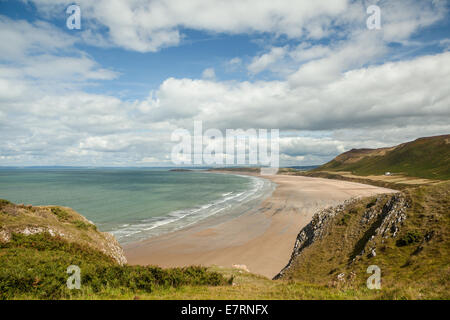 Rhossili Bay Beach Vue de dessus en août, avec ciel bleu et nuages ci-dessus. Banque D'Images