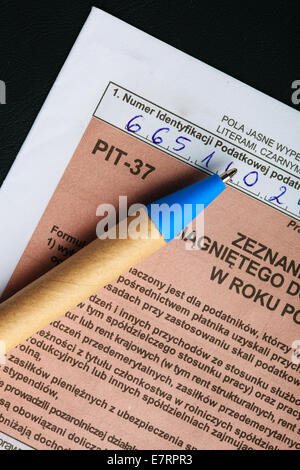 En remplissant le formulaire d'impôt sur le revenu des particuliers polonais PIT-37 pour l'année 2013 Banque D'Images