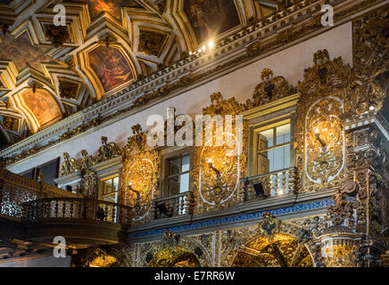 Brésil, Salvador, statues de saints et des décorations d'or dans l'Église Saint Francisco Banque D'Images