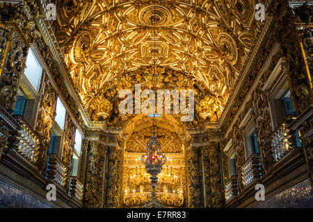 Brésil, Salvador, statues de saints et des décorations d'or dans l'Église Saint Francisco Banque D'Images