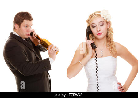 Difficultés de relation de mariage. Femme en colère et fury homme parler au téléphone. Couple mariés se quereller crier je Banque D'Images