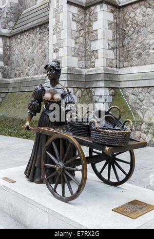 Statue de Molly Malone dans son foyer d'accueil temporaire (jusqu'à 2017) à l'extérieur de l'office sur Suffolk Street, Dublin, Irlande Banque D'Images