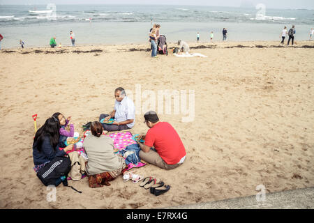 La famille asiatique bénéficiant d''un pique-nique sur la plage, North Berwick, Ecosse Banque D'Images