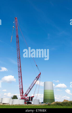 Grue géante pour la construction d'un moulin sur un site de construction Banque D'Images