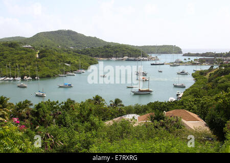 Bateaux dans une baie dans une île des Caraïbes Banque D'Images