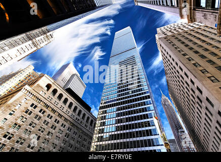 Gratte-ciel de Manhattan, à la recherche jusqu'au ciel, la ville de New York. Banque D'Images