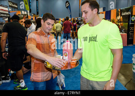 Miami Beach Florida, Centre des congrès, centre, Nissan Health & Fitness Expo, Miami Marathon, moitié, course à pied, coureur, vendeurs, stall stands marché stand Banque D'Images