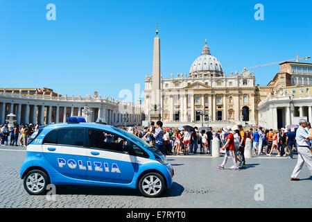 Voiture de police à la place Saint Pierre pour la sécurité de la population. Banque D'Images