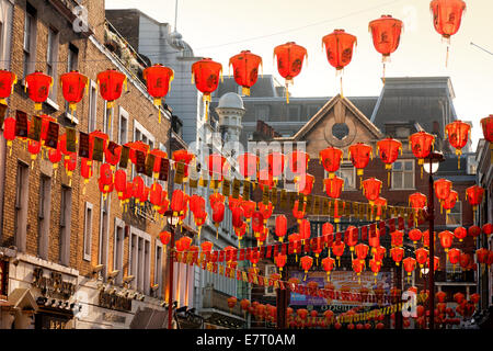 Lampions colorés dans Gerrard Street, Chinatown, Soho, Londres UK Banque D'Images