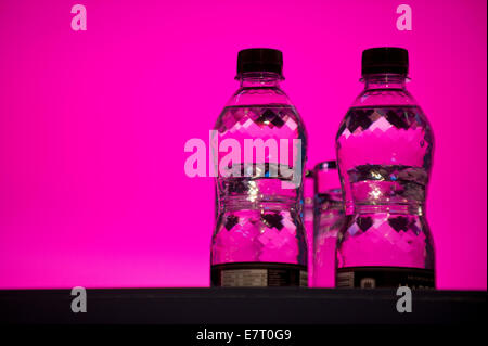 MANCHESTER, UK. 23 Septembre, 2014. Une partie de l'eau en bouteille sur la scène des orateurs sur la troisième journée de la conférence annuelle du Parti travailliste à Manchester Central Convention Complex Crédit : Russell Hart/Alamy Live News. Banque D'Images