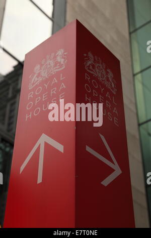 Entrée du théâtre à la Royal Opera House Banque D'Images