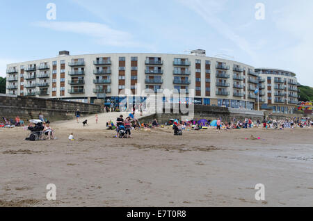 Cliché pris à partir de la plage à la recherche à l'exploitation des sables bitumineux au complexe North Bay Scarborough. Banque D'Images