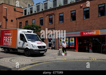 L'Islande delivery van à l'extérieur d'une succursale de l'Islande à Scarborough. Banque D'Images