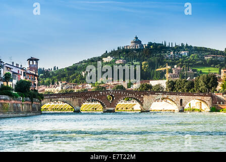 Sanctuaire de la Madonna de Lourde, Vérone, Italie, sur la rivière avec un pont ancien . Banque D'Images