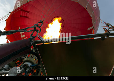 À partir de la flamme du brûleur à une hauteur dans un ballon à air chaud, Shropshire, Angleterre Banque D'Images