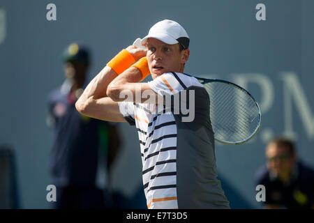 Tomas Berdych (CZE) en action quart contre Marin Cilic (CRO) à l'US Open 2014 Tennis Championships. © Paul J. Sutton/PCN Banque D'Images