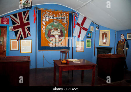 Reconstruction de 19e siècle Orange Lodge salle de réunion au Village de la famine, à l'île de Doagh, comté de Donegal, Irlande Banque D'Images