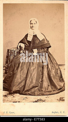 Portrait officiel de MRS Street, réalisé en 1860 par le photographe J.T. Upson à Buffalo, New York. La photographie capture MRS Street dans une pose victorienne classique, mettant en valeur la mode et le style photographique de l'époque. Banque D'Images