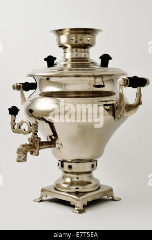 Samovar Russe traditionnel, électrique, sur fond neutre Banque D'Images