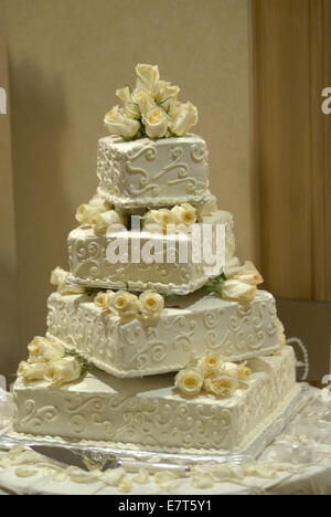 gâteau de mariage élégant et décoré Banque D'Images