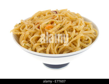 Une portion de nouilles chow mein aux crevettes et les assaisonnements dans un petit bol isolé sur un fond blanc. Banque D'Images