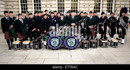 Belfast, en Irlande. Sept 23, 2014 Le tuyau et le tambour bandes de la police de Seattle et Service de police de l'Irlande du Nord. Tuyau de Seattle et de tambours étaient à Belfast dans le cadre de leur crédit d'Emerald Isle : Bonzo/Alamy Live News Banque D'Images