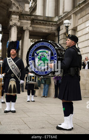 Belfast, en Irlande. 23 sept., 2014 Un batteur de la police de Seattle Pipes and Drums Band jouer pendant leur visite à Belfast dans le cadre de leur crédit d'Emerald Isle : Bonzo/Alamy Live News Banque D'Images