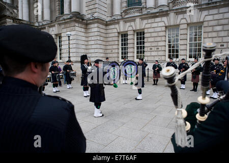 Belfast, en Irlande. Septembre 23, 2014 deux batteurs de la police de Seattle et du tuyau de tambours jouer pendant leur visite à Belfast dans le cadre de leur crédit d'Emerald Isle : Bonzo/Alamy Live News Banque D'Images