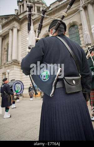 Belfast, en Irlande. Septembre 23, 2014 un cornemuseur de la police de Seattle Pipes and Drums Band joue aux côtés de membres du Service de police de l'Irlande du Nord (PSNI). Police de Seattle Pipes and Drums allaient rendre visite à Belfast dans le cadre de leur crédit d'Emerald Isle : Bonzo/Alamy Live News Banque D'Images