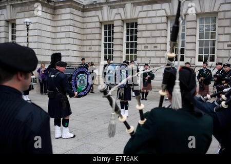 Belfast, en Irlande. Septembre 23, 2014 deux batteurs de la police de Seattle et du tuyau de tambours jouer pendant leur visite à Belfast dans le cadre de leur crédit d'Emerald Isle : Bonzo/Alamy Live News Banque D'Images