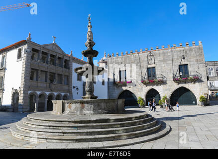 Chafariz célèbre Fontaine et ancien hôtel de ville à la Praca da Republica à Viana do Castelo, Portugal Banque D'Images