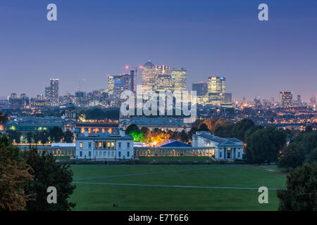 Canary Wharf et le tour de la ville de Londres avec l'arrière-plan l'ancien collège de la Marine royale au premier plan. soir photo de paysage Banque D'Images